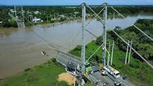 Un muerto y dos desaparecidos por colapso de puente colgante en Ecuador