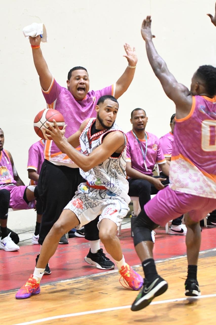 Club Calero derrota a Los Mina y logra su primera victoria en basket provincia SD
