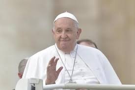 El papa Francisco abandona el hospital y regresa al Vaticano 38 días después