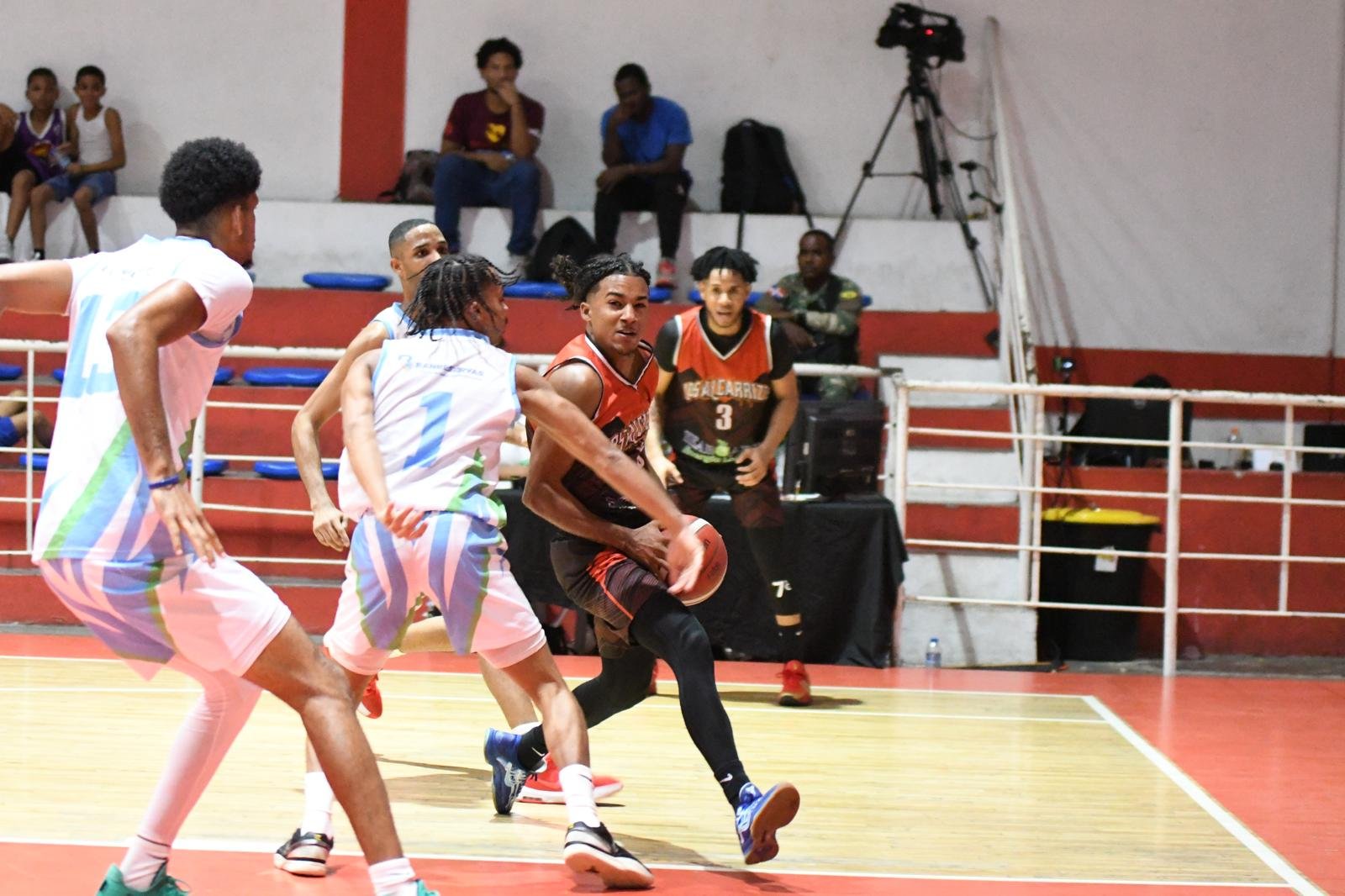 Los Caminantes se imponen a Los Loros y se mantienen invictos en TORNEO superior de ABASADO  