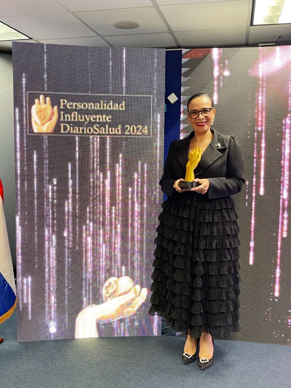 Dra. Alexandra Hichez recibe premio por su iniciativa #SoyMásQueUnDiagnóstico