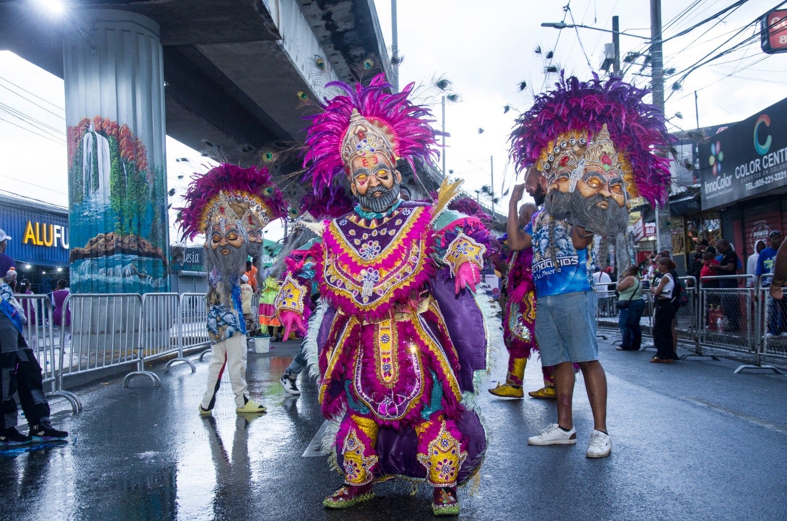 Lluvia en plena celebración Carnaval Santo Domingo Norte 2025