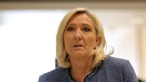 La líder de la extrema derecha francesa Marine Le Pen fue condenada este lunes