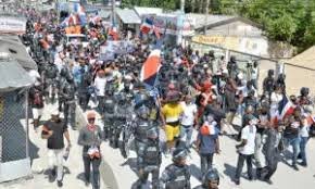 Marcha en Hoyo de Friusa termina en disturbios