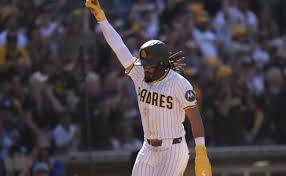Machado regresa con doble, Tatis se va de 3-2, Padres vencen a los Bravos