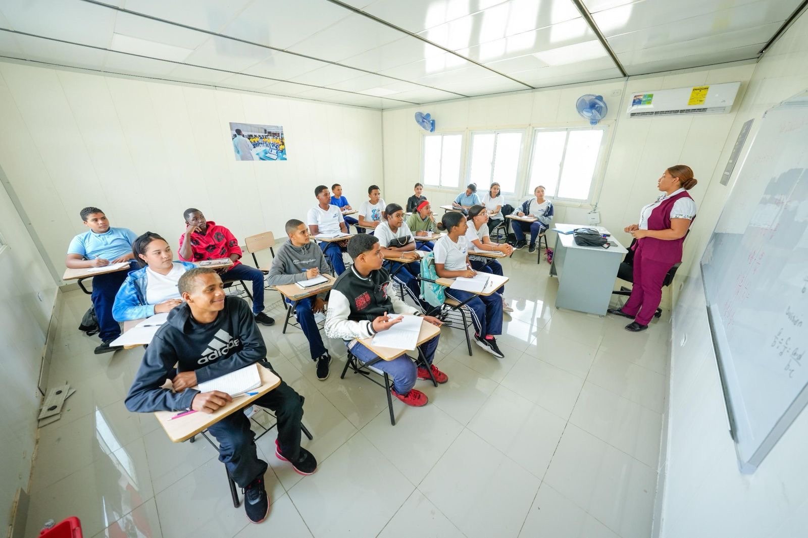 Estudiantes de Liceo Isidro Antonio Estévez en Blanco Arriba reciben con entusiasmo talleres móviles del INFOTEP 