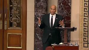 El senador demócrata Cory Booker desafía a Trump en un discurso de más de 20 horas ante el Senado