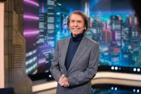 El cantante Raphael "está fenomenal" y su recuperación es "estupenda", según su esposa