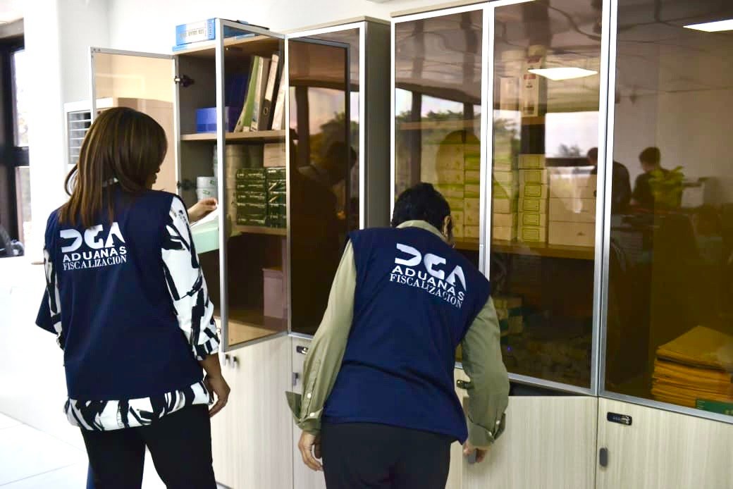 Aduanas fiscaliza tienda por departamento de origen Chino en la Avenida Luperon