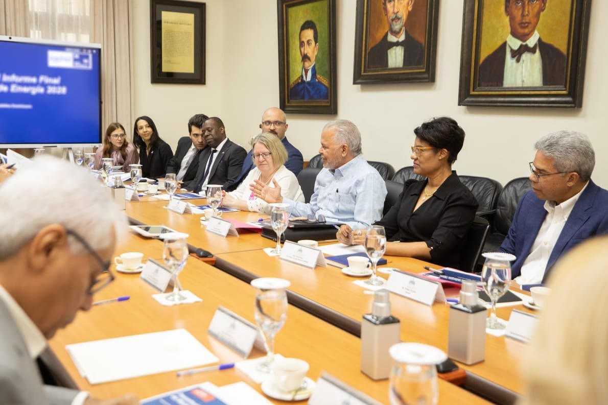 Vicepresidenta Raquel Peña recibe explicación sobre máster plan energético de EGEHID