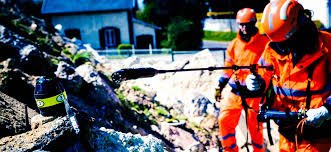 Rescatistas usan cámaras térmicas y tratan de escuchar las voces de víctimas en rescate