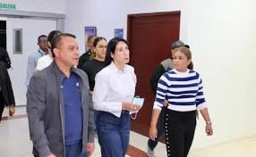Raquel Arbaje visita a los pacientes ingresados en el Ney Arias Lora tras la tragedia en el Jet Set