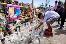 Decenas de personas acuden a la zona cero en memoria de las víctimas del Jet Set