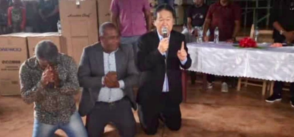 Empresario Takeshi Mukai le pide de rodillas al Presidente Abinader construcción de carretera del 14 a Rio Limpio