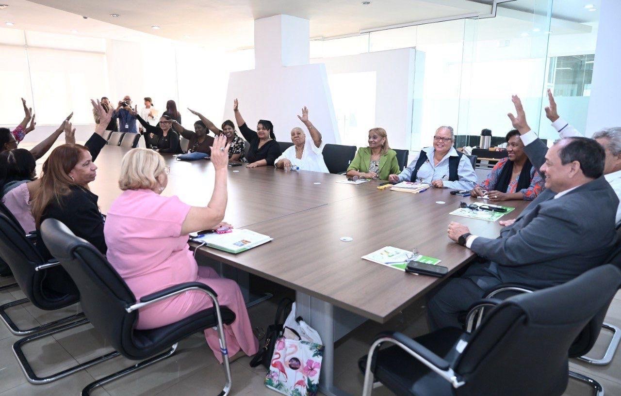Gobierno anuncia aumento salarial del 30 % para las trabajadoras del hogar 