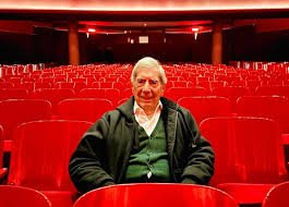 Icónico parque de Lima celebra a Vargas Llosa y proyecta imágenes de su vida sobre fuente