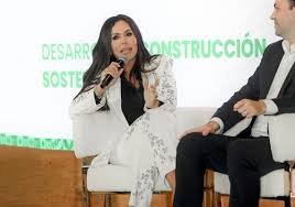 Yermys Peña entrega al ministro Carlos Bonilla Guía de Construcción Sostenible