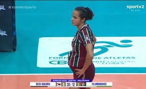 Brasileña juega partido de voleibol profesional con casi seis meses de embarazo