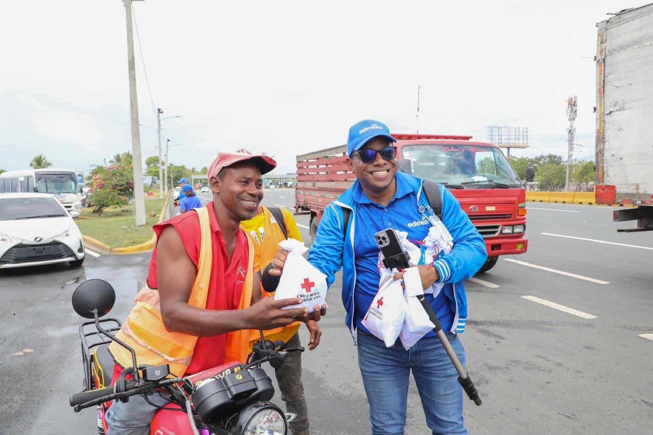 EDEESTE y Cruz Roja Dominicana entregan botiquines de emergencia a vacacionistas en el peaje de Las Américas
