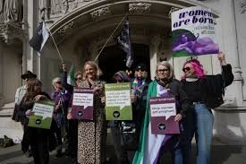 Comisionada de derechos de Reino Unido detalla instalaciones prohibidas a mujeres trans