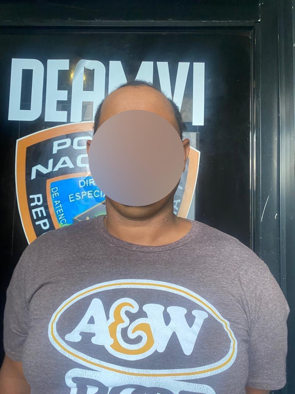 Policía detiene a hombre por amenaza de muerte y agresión física contra su pareja en la provincia Duarte