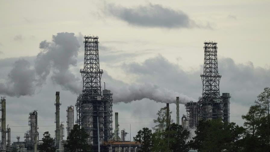 Precio del petróleo sube con fuerza por negociaciones de aranceles
