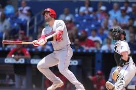 Wynns se queda a un triple del ciclo, Singer poncha a ocho y Rojos vencen a Marlins