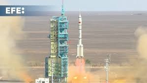 La misión china Shenzhou-20 despega rumbo a la estación espacial Tiangong
