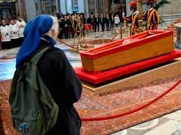 Sor Geneviève, la monja amiga del papa Francisco que rompió el protocolo