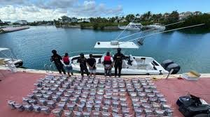 Decomisan 993 paquetes de cocaína dentro de embarcación en La Altagracia y apresan a tres hombres