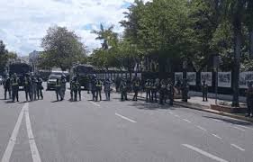 Tenso y resguardado ambiente en los alrededores del parque Independencia