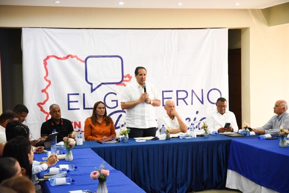 Ministro de Salud recorre escuelas en la provincia Duarte durante “El Gobierno en las Provincias”