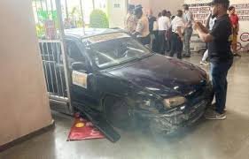 Carro público se estrella contra la terminal 1 del teleférico de Santiago