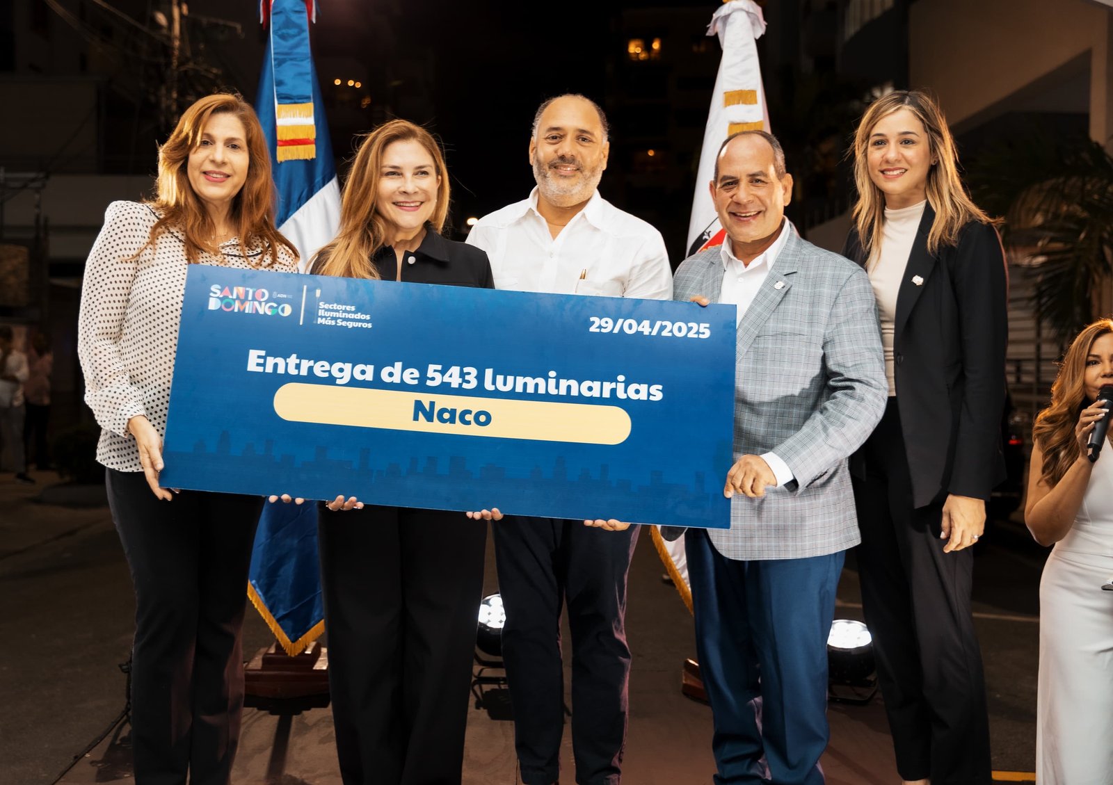 Carolina Mejía mejora seguridad de Naco con la entrega de 543 luminarias led instaladas