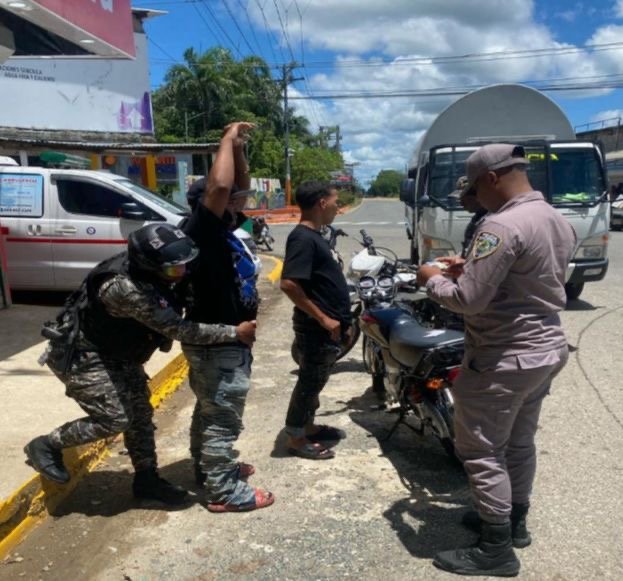 Policía ocupa drogas, arma ilegal y recupera motocicleta robada durante operativos en La Victoria, SDN
