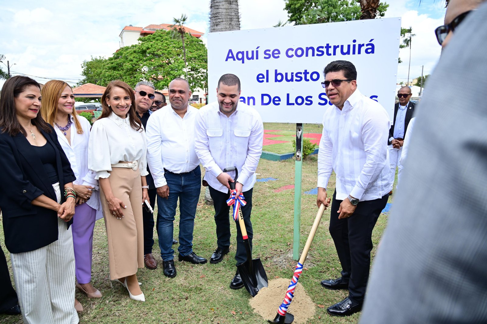 Regidores del PLD y alcalde Dio Astacio dan primer picazo para busto en honor a Juan de los Santos en Parque Italia