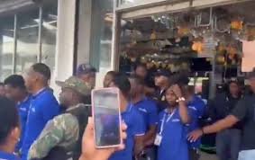 Migracion realizo operativo en tienda china que tenia indocomentados hatianos lavorando