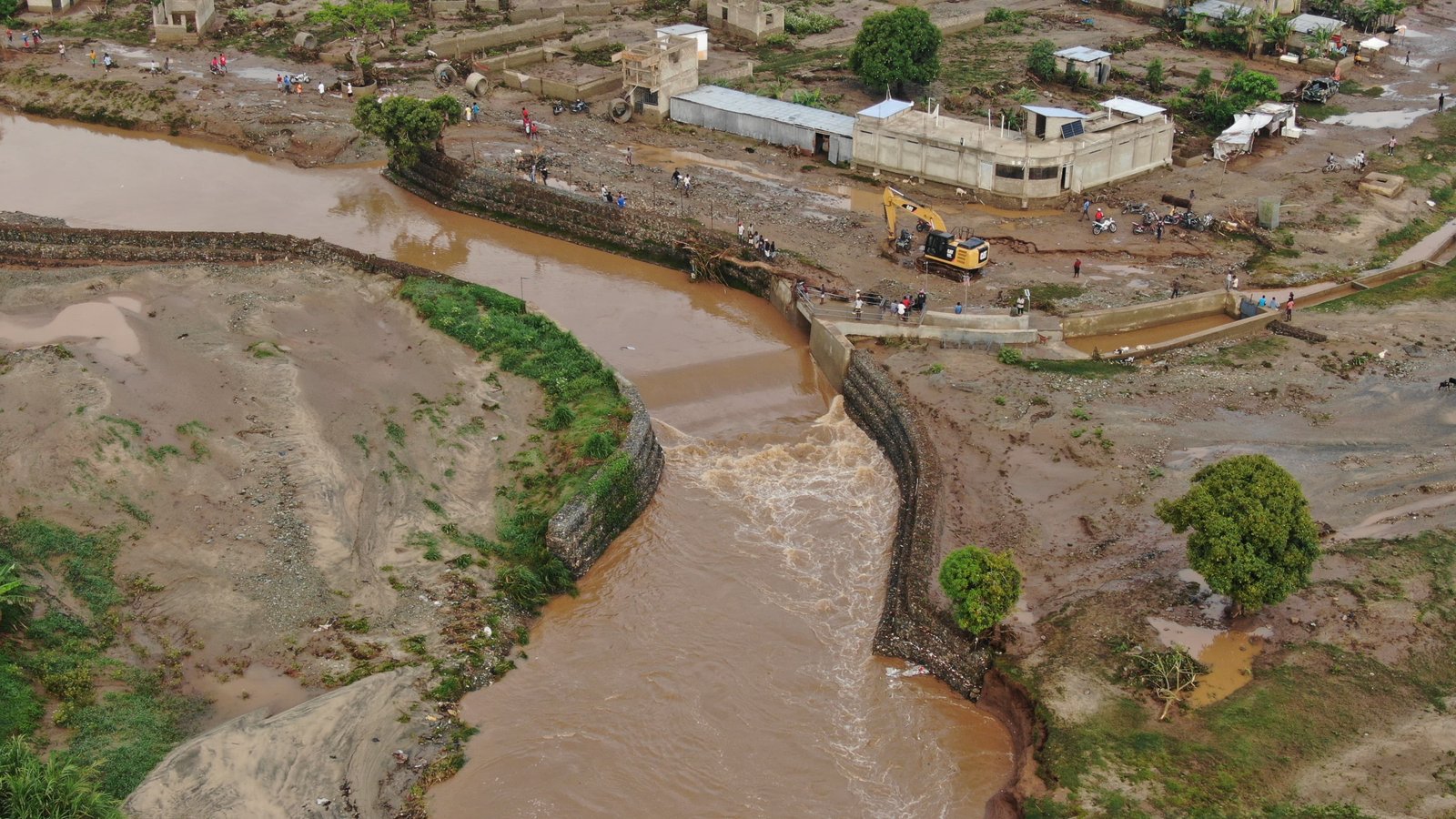 Crecida del río Masacre provoca inundaciones en Juana Méndez y afecta toma del canal haitiano 
