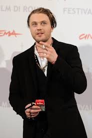 El actor Michael Pitt, puesto en libertad bajo fianza tras supuestas agresiones a exnovia