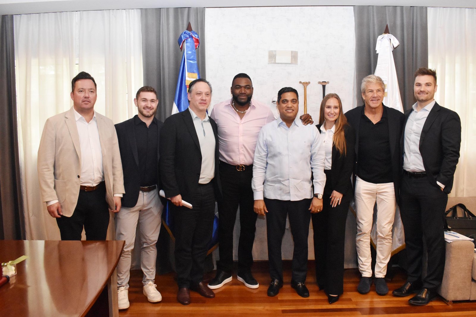 Ministro Kelvin Cruz recibe a David Ortiz y ejecutivos de Perfect Game 