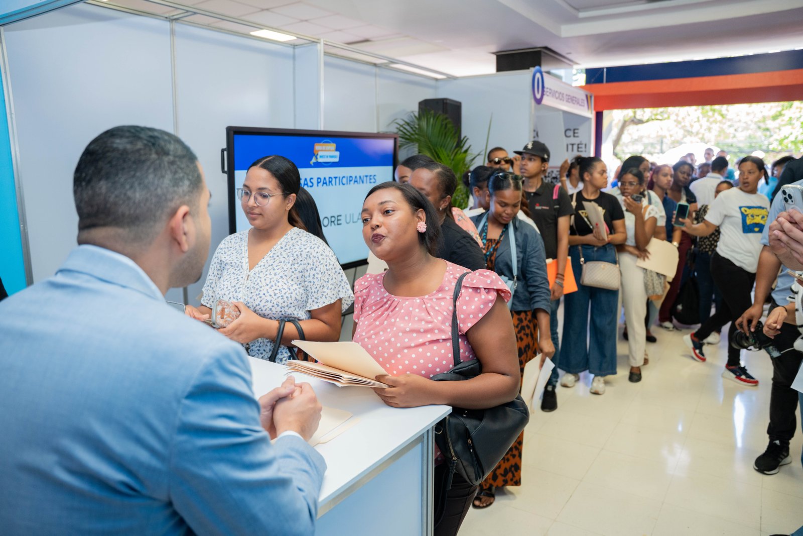 Ministerio de la Juventud participa en Feria de Empleo PUCMM, que reunió a más de 2,800 jóvenes