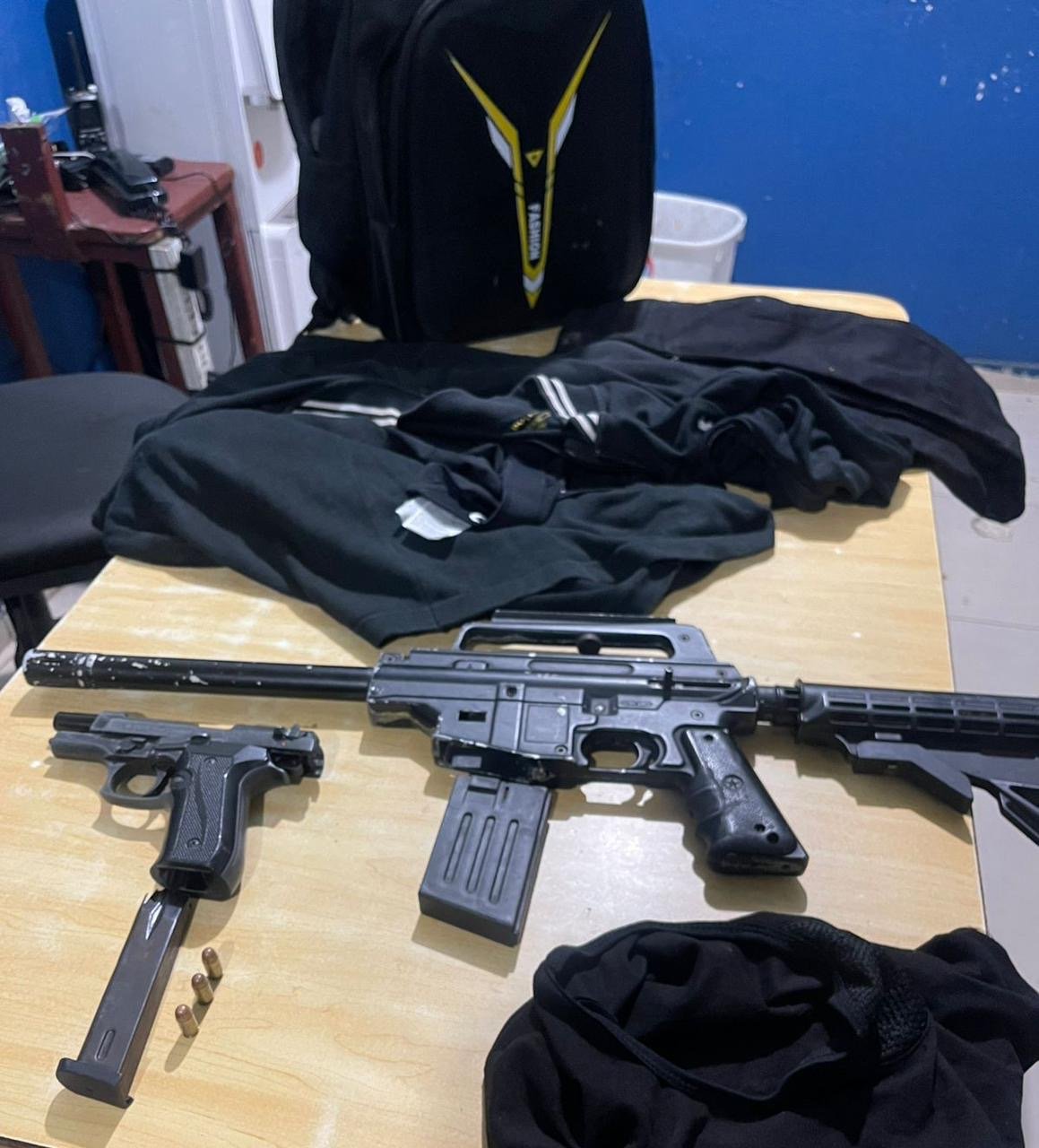 PN junto al MP apresa a hombre por posesión ilegal de armas de fuego y robo en tienda de Villa Altagracia