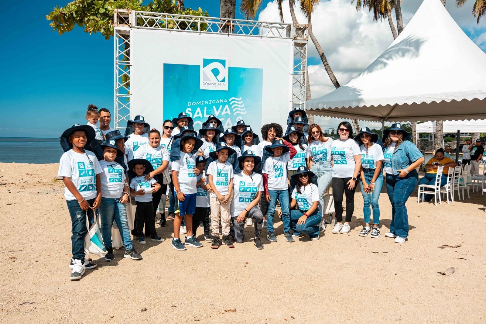 Dominicana de Seguros impulsa jornada de limpieza en la playa Montesinos