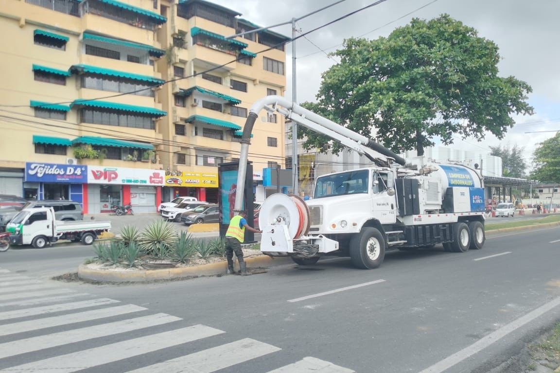 Alcaldía del Distrito Nacional refuerza limpieza de filtrantes e imbornales ante incidencia de vaguada