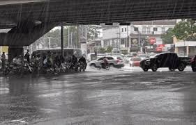 Caos en el tránsito de Santo Domingo por lluvias e inundaciones