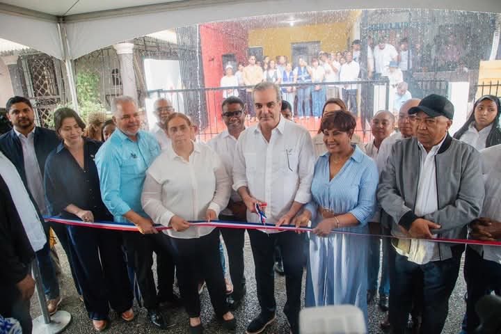 Presidente Abinader entrega Centro Caipi y tarjetas Supérate en San Cristóbal 
