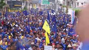 Candidatos antichavistas reivindican el voto en recorridos por campaña electora