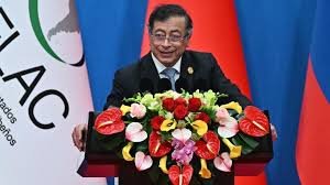 Petro solicita en China el ingreso de Colombia al banco de los BRICS