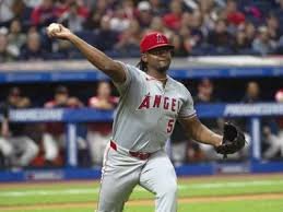 El abridor dominicano José Soriano logra su tercera victoria, Angelinos superan a los Atléticos