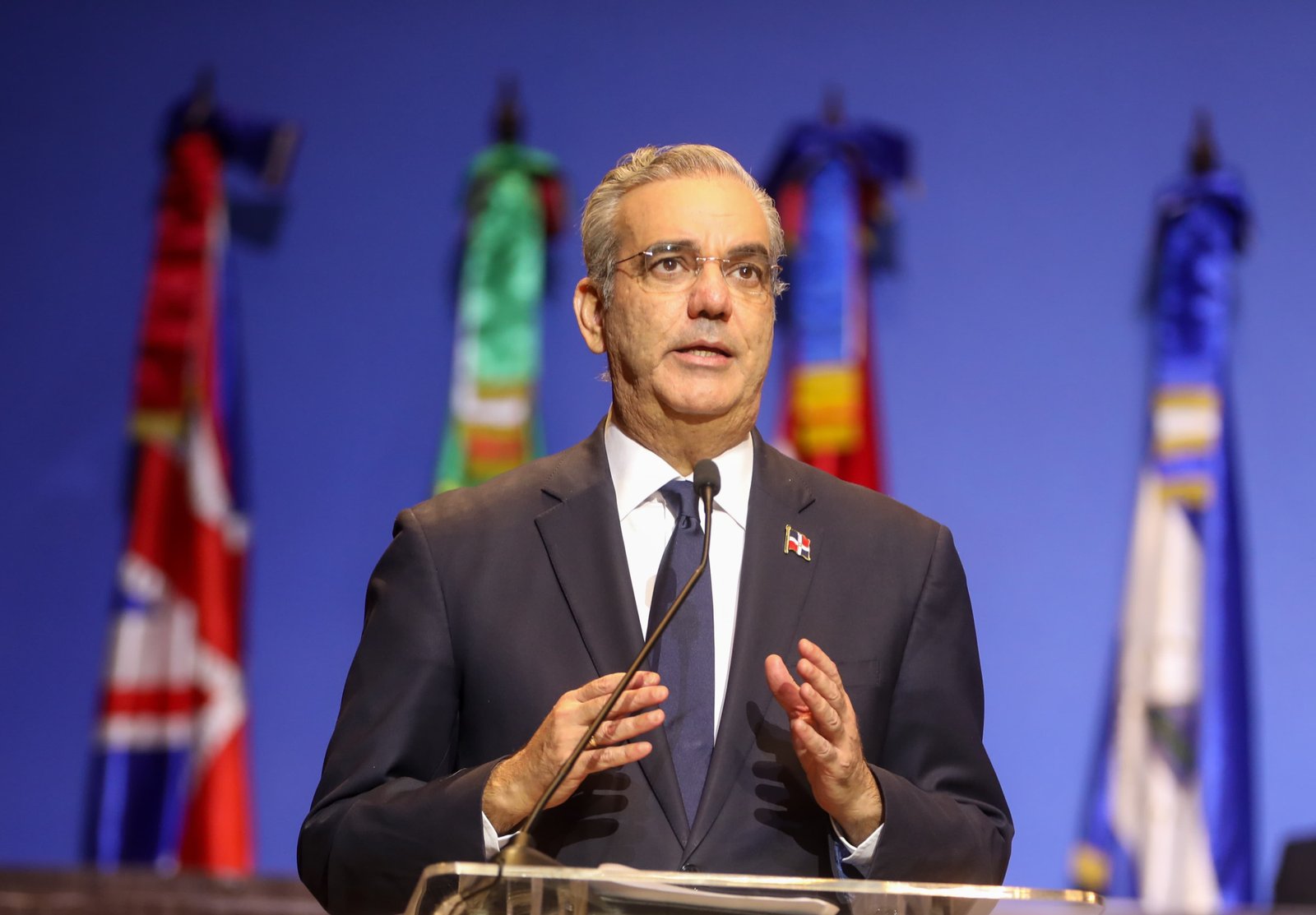Presidente Abinader crea comisión para estudio del marco jurídico migratorio de la República Dominicana